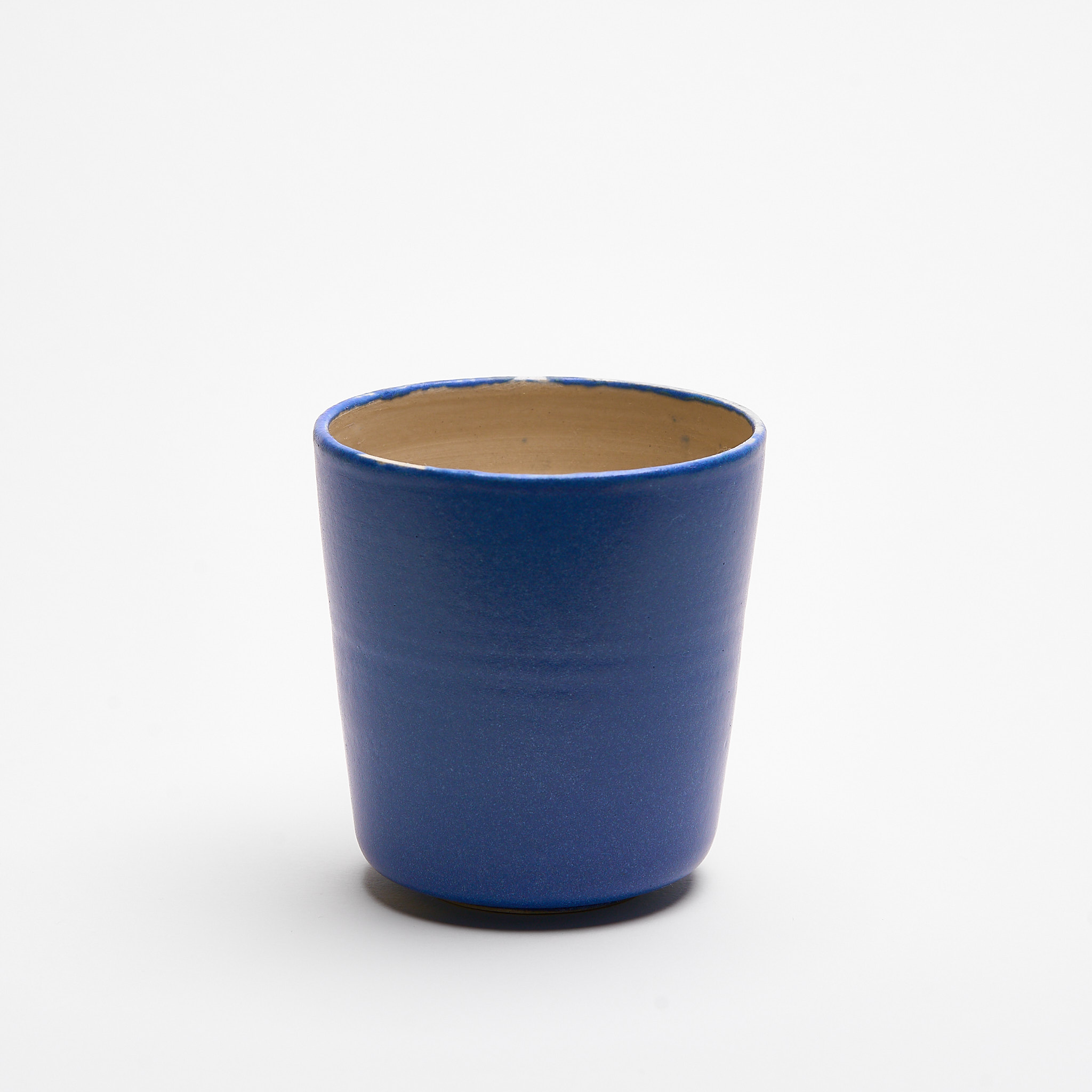 Handgemachte blaue Steinzeug-Kaffeetasse, außen matt blau und innen transparent glasiert.