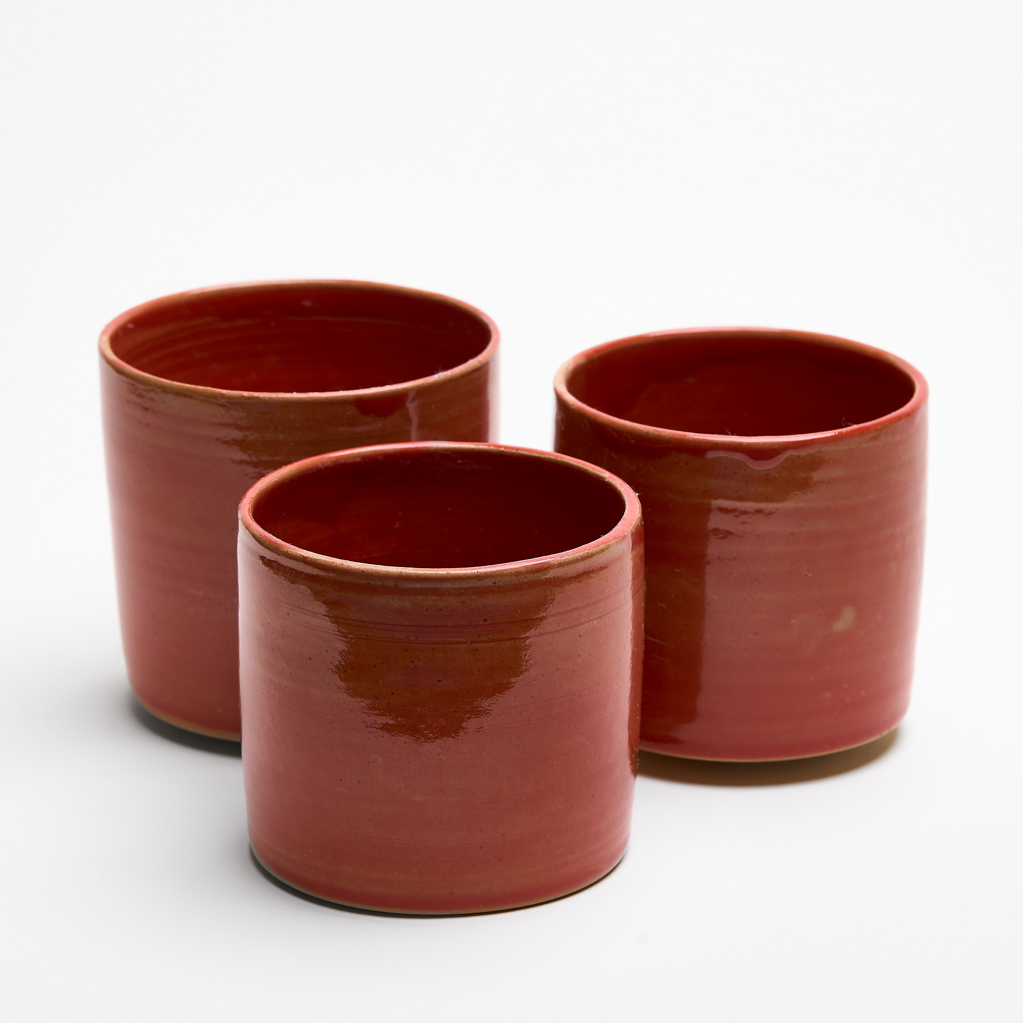 Set aus drei roten Steinzeugbechern, handmade Keramikbecher, modern und spülmaschinenfest.