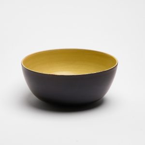Handgefertigte Keramikschale aus Steinzeug mit schwarzer Aussenseite und gelber Innenglasur