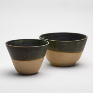Zwei handgefertigte Keramikschalen aus Steinzeug mit naturbelassenem Ton und grüner Glasur, hergestellt in Basel