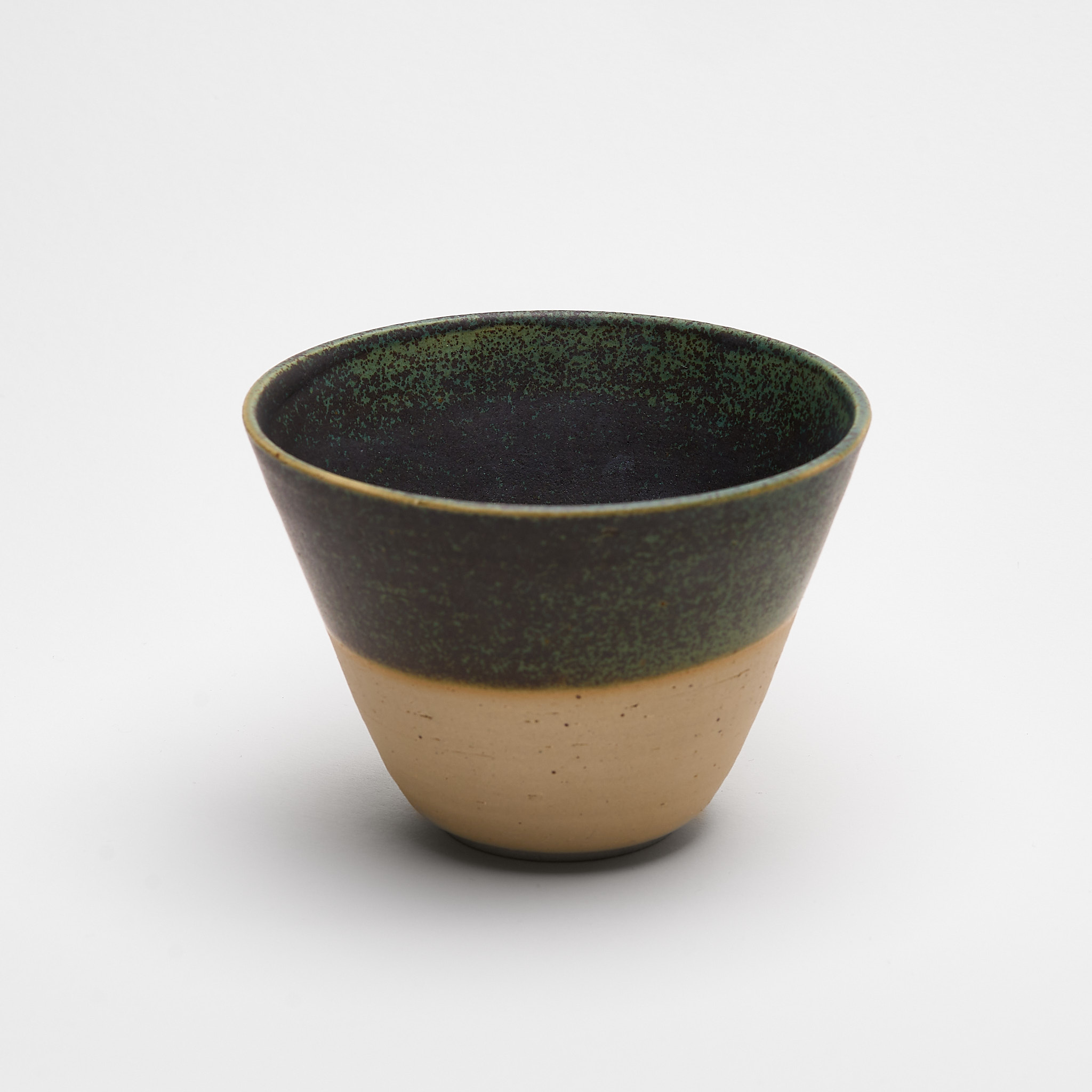 Handgefertigte Tasse aus Naturton und grüner Glasur