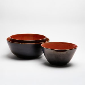 Handgefertigte Keramikschalen aus Steinzeug mit schwarzer Außenglasur und roter Innenglasur, hergestellt in Basel