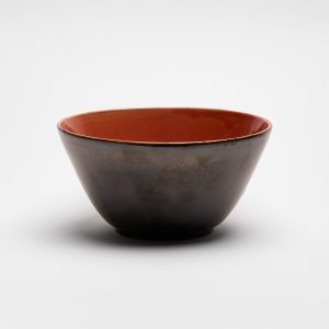 Handgefertigte Keramikschalen aus Steinzeug mit schwarzer Außenglasur und roter Innenglasur, hergestellt in Basel