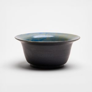 Handgefertigte kleine Keramikschale aus Steinzeug mit schwarzer Außenglasur und blauer Innenglasur, hergestellt in Basel