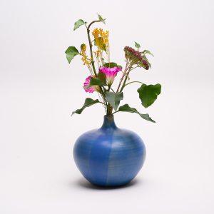 Handgefertigte Keramikvase aus Steinzeug mit blauer Glasur, hergestellt in Basel