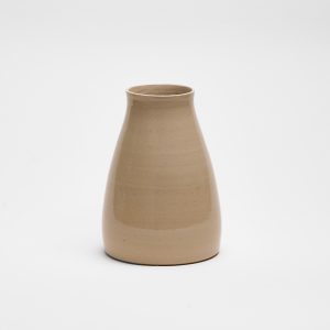 Handgefertigte Keramikvase aus Steinzeug mit naturfarbener Glasur, hergestellt in Basel